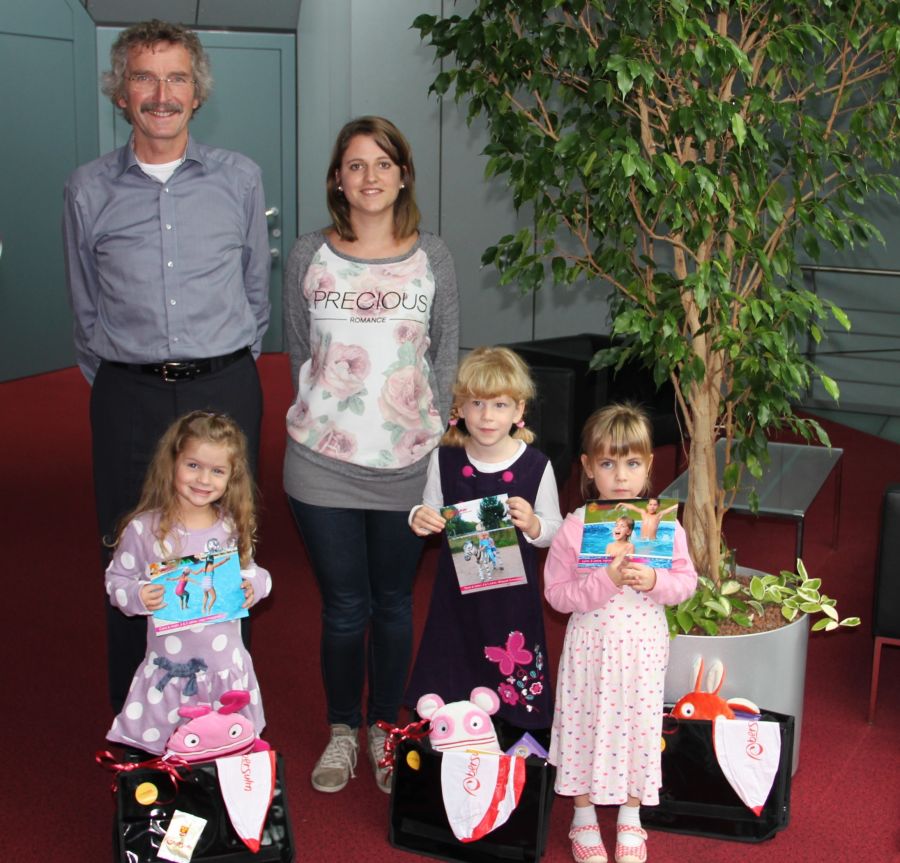 Überreichung der Preise an die Gewinnerinnen durch Kämmerer Karlheinz Schmidt und Nathalie Wolf (Koordination Kinderferienprogramm)