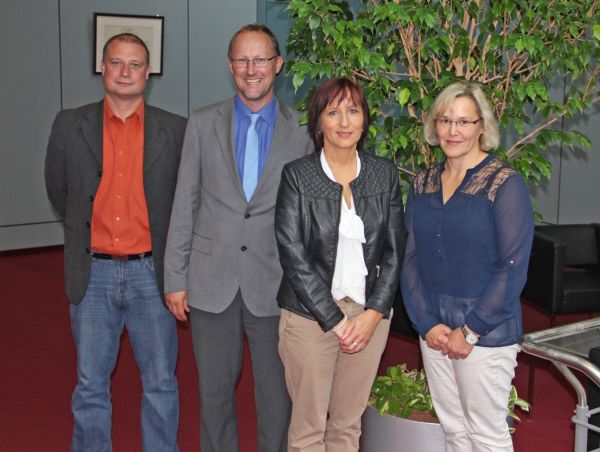 (v.l.n.r.) Hauptamtsleiter Jochen Dicht, Bürgermeister Tilman Schmidt, Mandy Dageförde und Stv. Vorsitzende des Personalrats Christina Schweikert