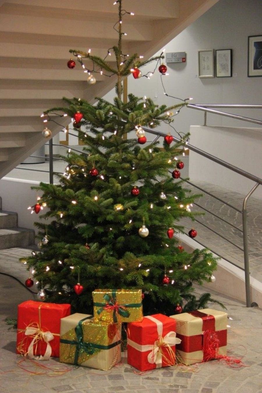 Weihnachtsbaum im  Foyer des Rathauses Obersulm