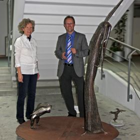 Sibylle Wahl (Frau des verstorbenen Künstlers) und Bürgermeister Tilman Schmidt