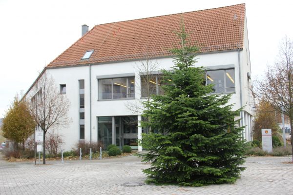 Weihnachtsbaum 2016 vor dem Wohn- und Kulturhaus