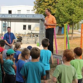 Bürgermeister Tilman Schmidt bedankt sich bei den engagierten Kindern und Betreuerinnen