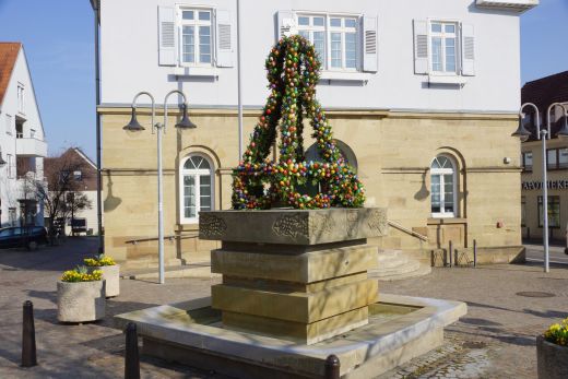 Osterbrunnen vor dem "Alten Rathaus" Obersulm-Willsbach (© Linnebach)