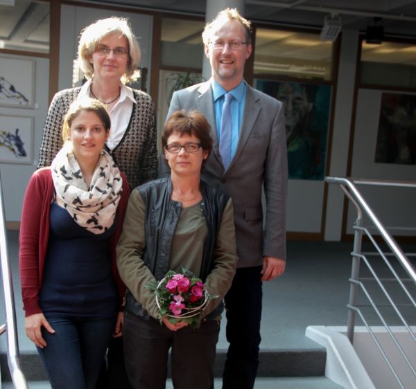 Heide Schuhmacher, Sachgebiet für Schulen und Sportstätten (h.l.), Bürgermeister Tilman Schmidt (h.r.), Mitglied des Personalrats Nathalie Wolf (v.l.) und Charlotte Olp (v.r.)