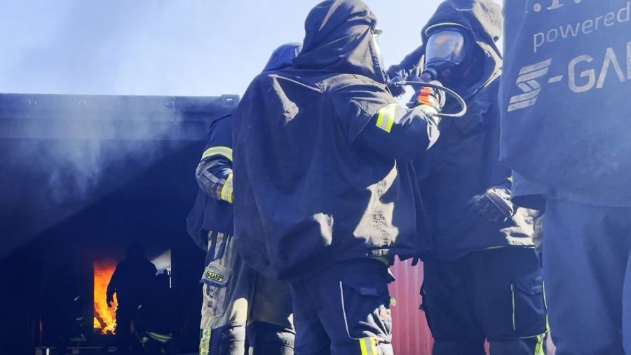Anlegen der Schutzkleidung (© Freiwillige Feuerwehr Obersulm) Anlegen der Schutzkleidung (© Freiwillige Feuerwehr Obersulm)