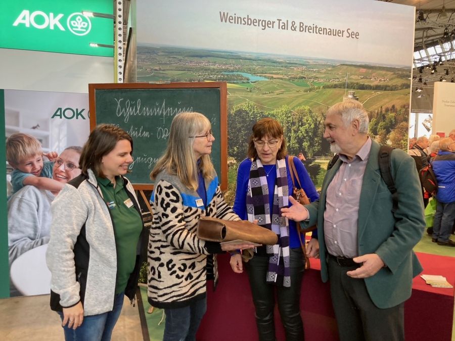  – Ein Ehepaar aus dem Schwarzwald (rechts) informierte sich bei Barbara Weißhardt (Mitte) über das Schul- und Spielzeugmuseum Obersulm-Weiler. (Foto: Gemeinde)