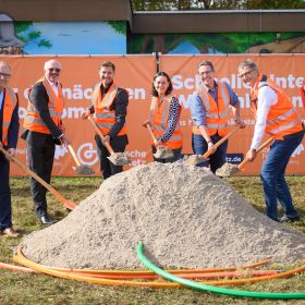 Symbolischer erster Spatenstich in Obersulm – (v. l. n. r.): Dr. Andreas Schumm (Geschäftsführer der Wirtschaftsregion Heilbronn-Franken GmbH), Martin Herkommer (Leiter Strategische Geschäftsentwicklung Region Süd der Deutschen GigaNetz), Björn Steinbach (Bürgermeister der Gemeinde Obersulm), Dagmar Feinauer (Leiterin Tiefbauamt der Gemeinde Obersulm), Detlef Musial (Leiter IT, Telekommunikation der Gemeinde Obersulm), Dr. Peter Raue (Regionalleiter Technik Süd) ©Deutsche GigaNetz/Erich Benz