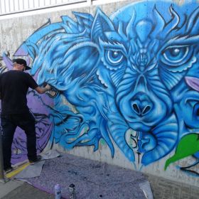 Graffiti-Künstler Bernd Eisold bei der Arbeit