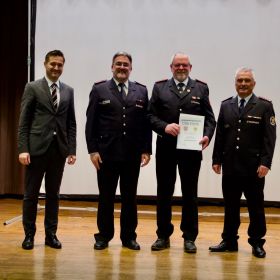Verleihung der Feuerwehrehrennadel des Kreisfeuerwehrverbandes Heilbronn (© Freiwillige Feuerwehr Obersulm) Verleihung der Feuerwehrehrennadel des Kreisfeuerwehrverbandes Heilbronn (© Freiwillige Feuerwehr Obersulm)