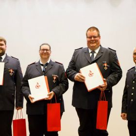 Ehrungen Bronze: für 15 Jahre Dienstzeit (© Freiwillige Feuerwehr Obersulm) Ehrungen Bronze: für 15 Jahre Dienstzeit (© Freiwillige Feuerwehr Obersulm)