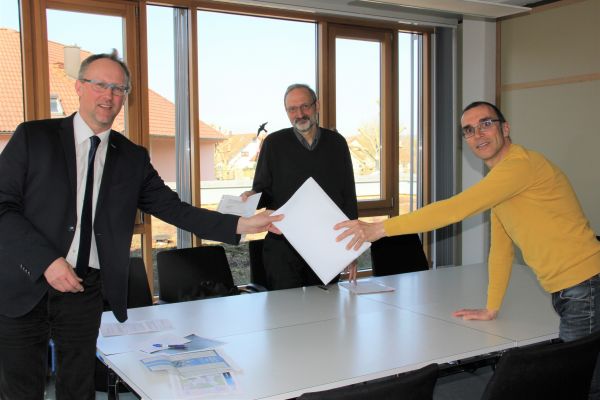 – Steffen Englert (rechts) und Roderich Michalsky (Mitte) überreichen BM Schmidt eine Unterschriftsliste – Steffen Englert (rechts) und Roderich Michalsky (Mitte) überreichen BM Schmidt eine Unterschriftsliste