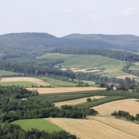 Landschaftsschutzgebiet „Autal“ von oben – Das Landschaftsschutzgebiet „Autal“ erstreckt sich über eine Fläche von 120 ha und zeichnet sich durch wertvolle Landschaftselemente, wie den Aubach mit Ufergehölzen, Talwiesen, Laubmischwald, Streuobstwiesen und Gras- und Gebüschraine aus. Mit seiner landschaftlichen Vielfalt, Eigenart und Schönheit gewährleistet das „Autal“ einen ausgewogenen Naturhaushalt und hat einen besonderen Erholungswert. Im Jahre 1985 bewilligte das Landratsamt Heilbronn einen Zuschuss aus den Fördermitteln des Landkreises für Naturschutz und Landschaftspflege für landschaftspflegerische Maßnahmen im „Autal“.