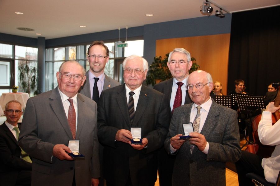  – Ernst Roller (Mitte) bei der Verleihung der Ehrenmedaille der Gemeinde Obersulm im Jahr 2013.